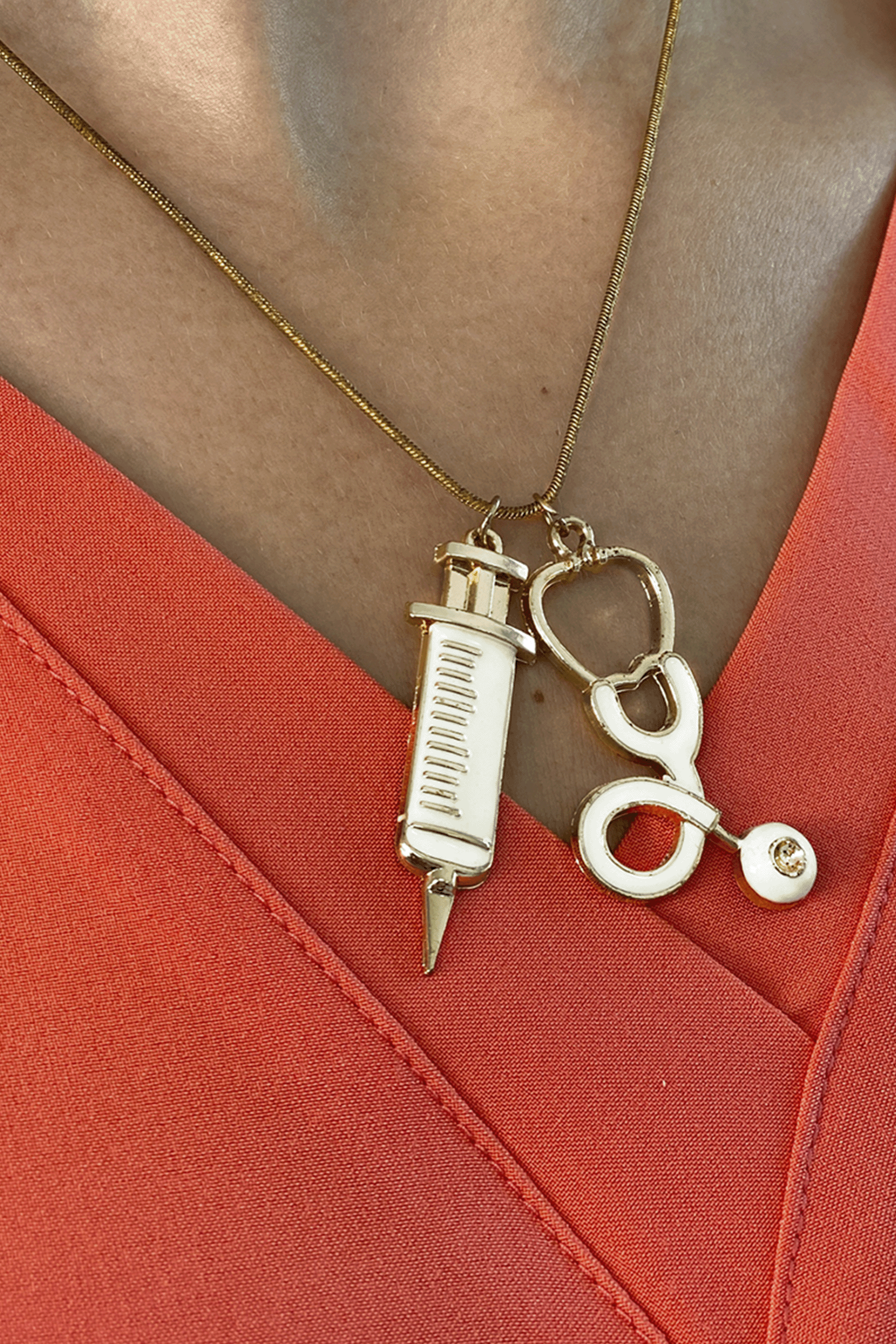 Enfermania Accesorios collier doré seringue stéthoscope