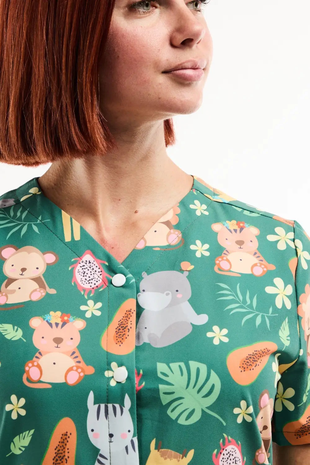 Aelin Serena blouse médicale imprimée jungle vert stretch
