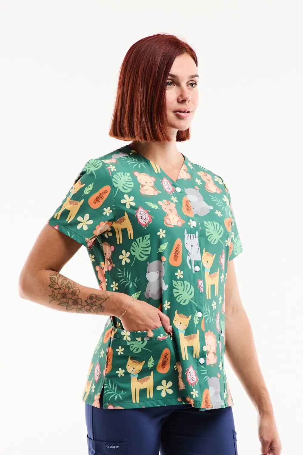 Aelin Serena blouse médicale imprimée jungle vert stretch