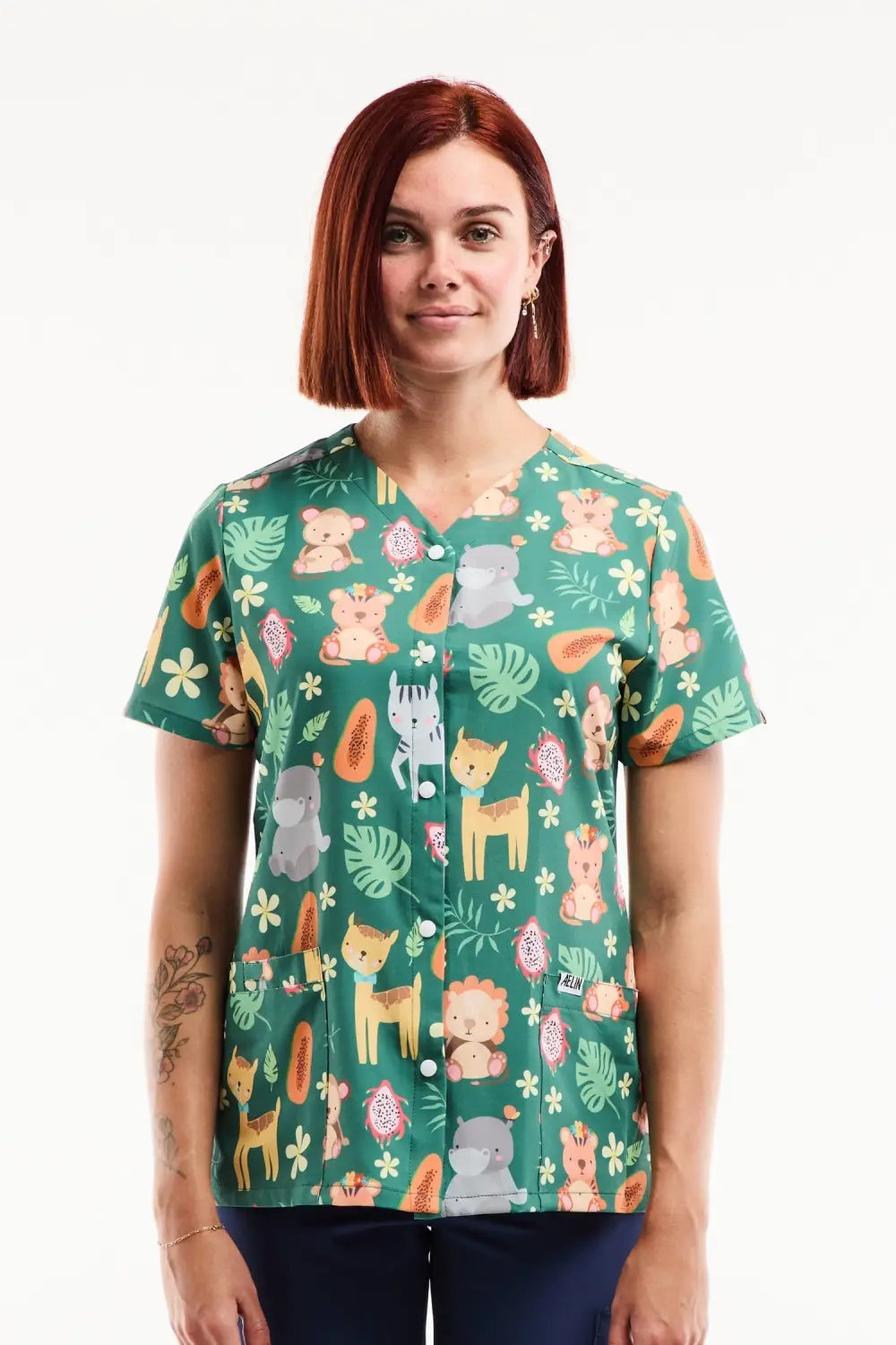Aelin Serena blouse médicale imprimée jungle vert stretch