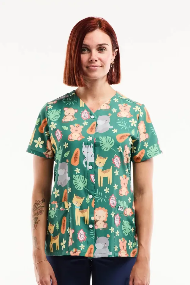 Aelin Serena blouse médicale imprimée jungle vert stretch