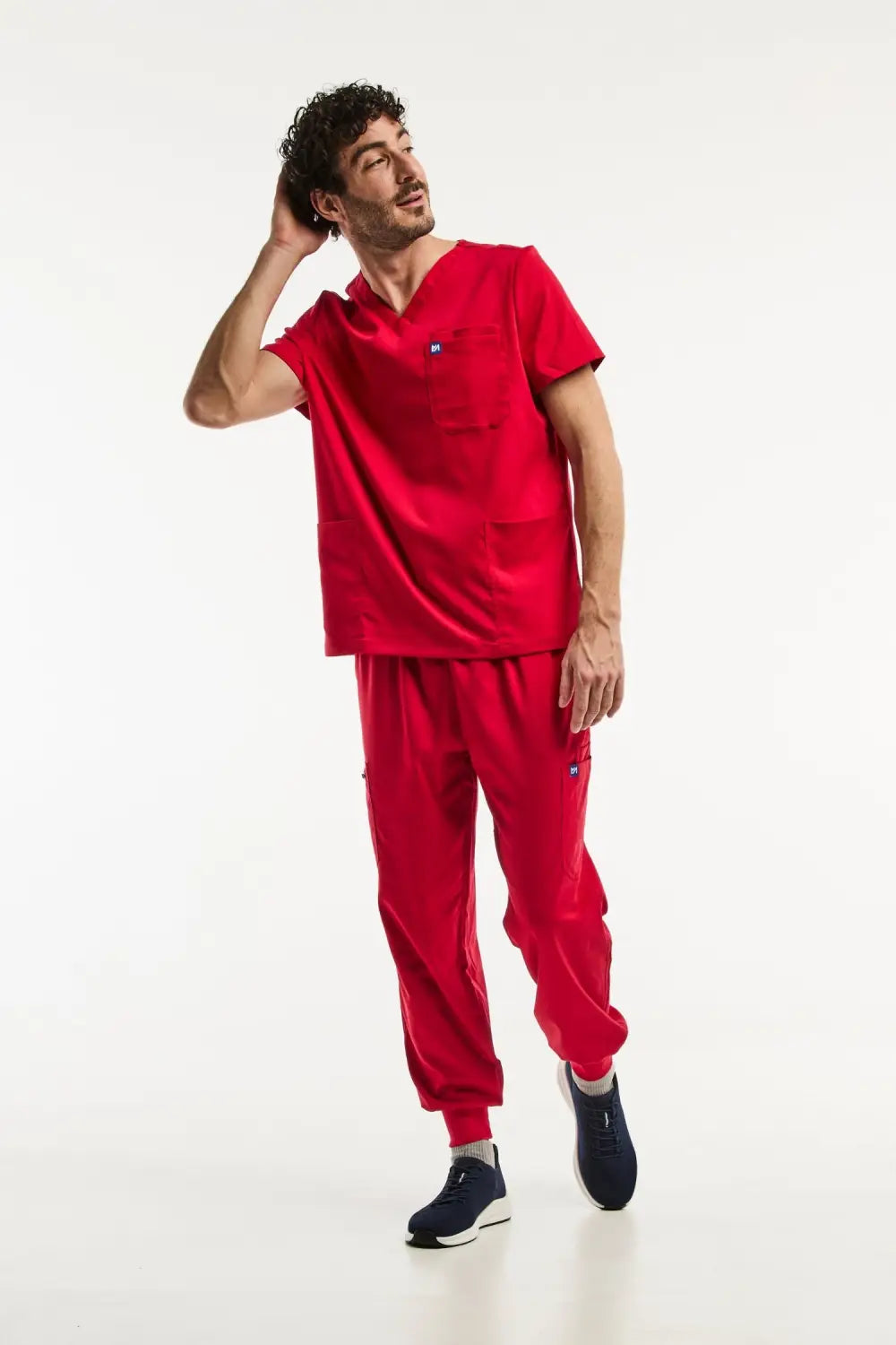 Aelin LUCA tenue médicale homme rouge jogger stretch
